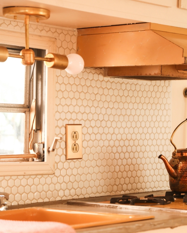 Kitchen Backsplash Honeycomb Texture, Copper Range Hood, Retro Style