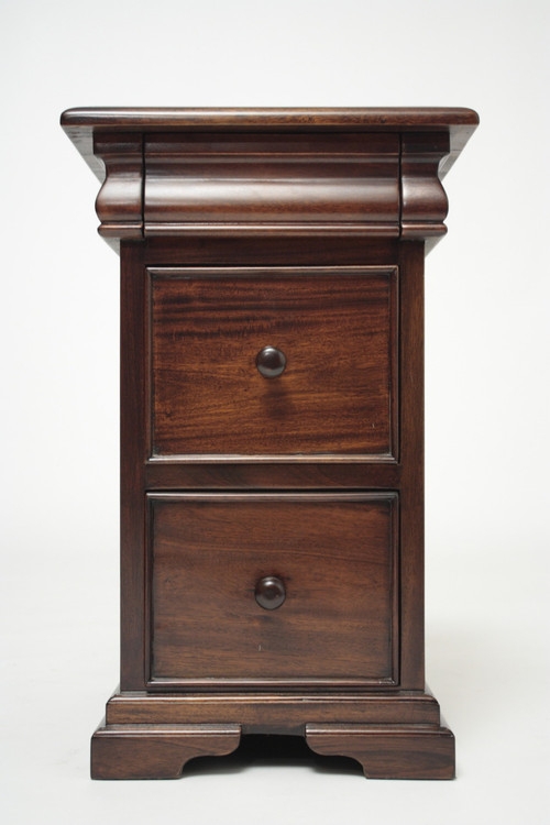 Nightstand in Mahogany with Bracket Feet and Molded Top