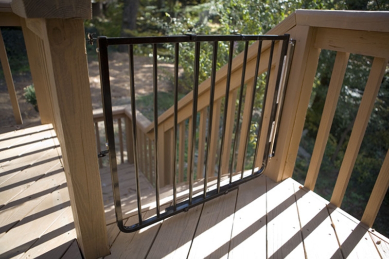 Outdoor Metal Safety Gate Weather Resistant Hardware Mounted Deck (75/75)