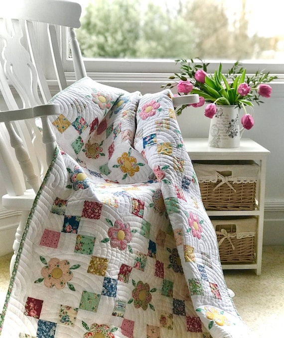 Quilt Soft White Floral Applique Scalloped Quilting Cottagecore
