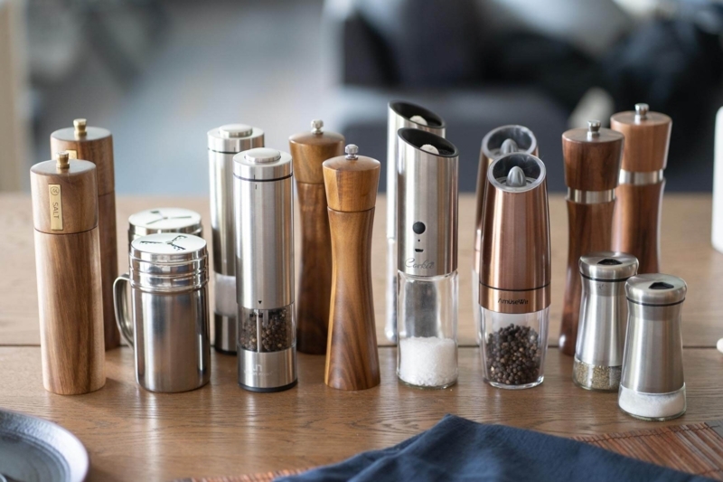 Salt and Pepper Grinders Electric Buttons Mixed Material Wood Metal