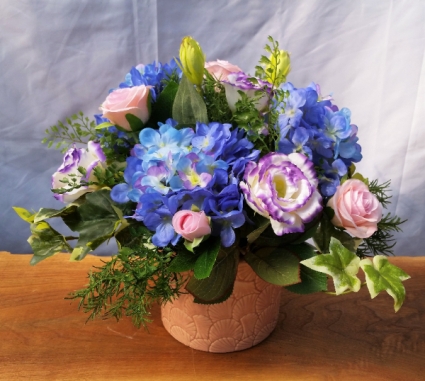 Scalloped Ceramic Floral Centerpiece with Lisianthus and Hydrangea