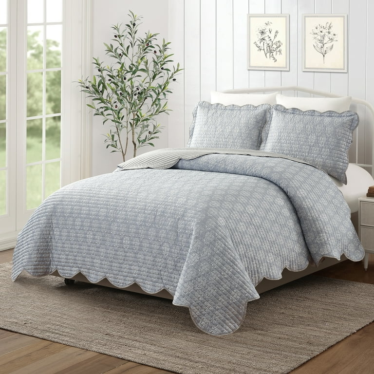 Scalloped Edge Quilt Set: Gray Paisley Pattern with Farmhouse Style