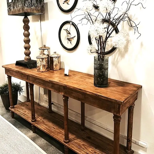 Spindle Leg Console Table with Natural Grain and Two-Tier Shelf Design