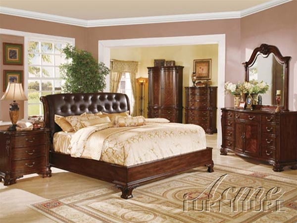 Traditional Cherry Sleigh Bed Set featuring Serpentine Front Nightstand