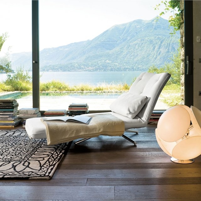 Tufted Backrest Chaise Lounge with Sculptural Lamp Decor