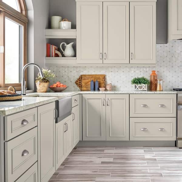 Varnished Ivory Shaker Cabinets with Hexagonal Tile Backsplash