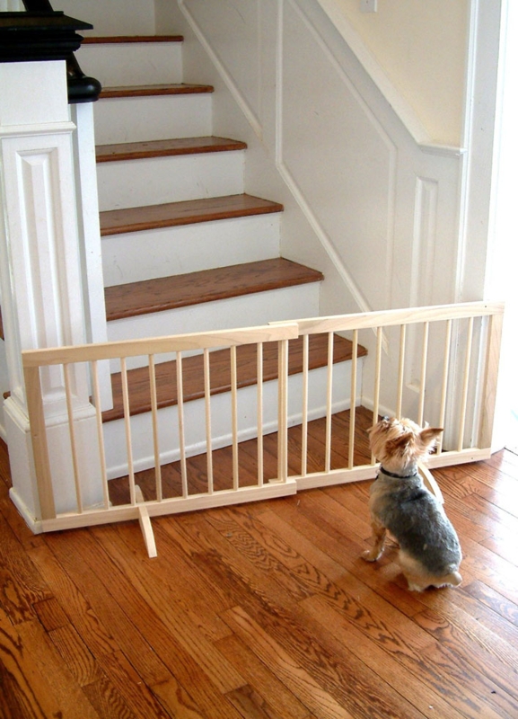 Wood Freestanding Pet Gate Expandable Stabilizing Feet Low Barrier (75/75)
