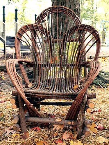 Bent Willow Accent Chair: Distinctive Three-Lobed Backrest Design