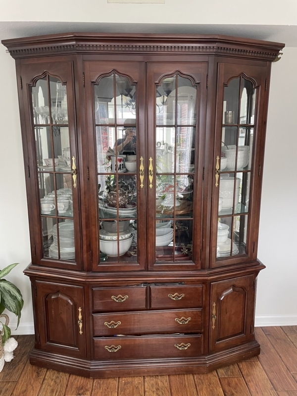 Classic Mahogany Display Cabinet with Dentil Trim and Chamfered Sides