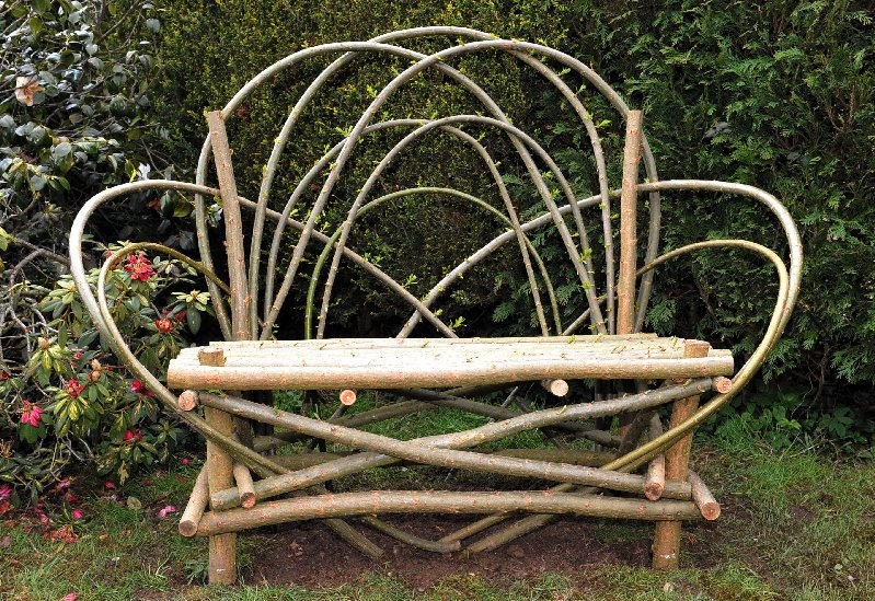 Garden Bench: Sculptural Living Willow with Concentric Arched Back