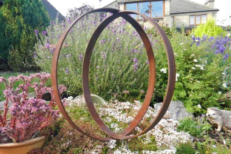 Garden Sculpture Interlocking Metal Rings Rusted Finish Minimalist Art