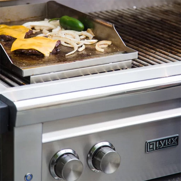 Griddle Plate, Indicator Light, Control Knobs, Lynx Professional.