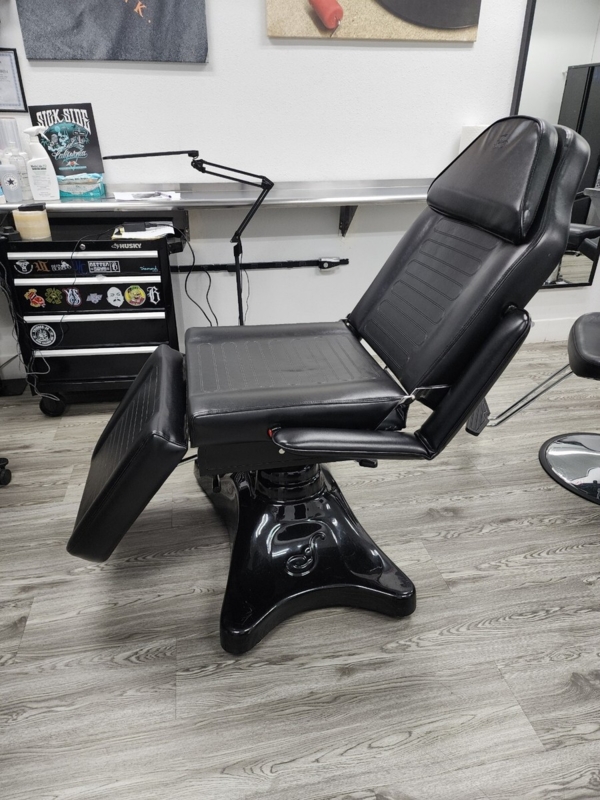 Hydraulic Tattoo Chair with Glossy Pedestal Base