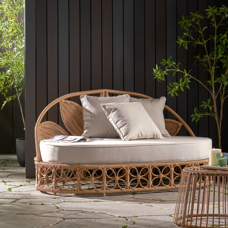 Leaf Back Outdoor Daybed, Circular Lattice Base, Oval Shape