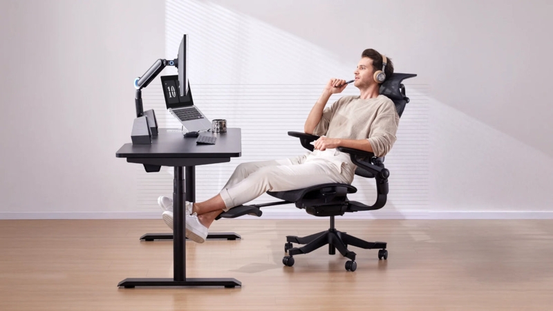 Mesh Back Office Chair with Integrated Leg Rest and Headrest