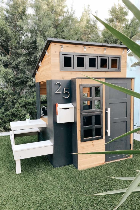 Modern Backyard Playhouse with Sloped Roof & Integrated Picnic Table