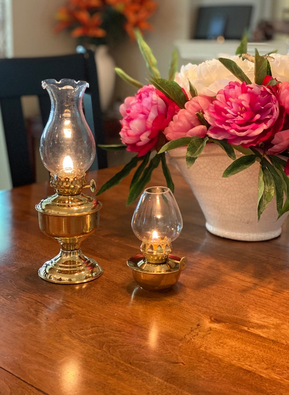 Oil Lamp Polished Brass Scalloped Glass Rim Pedestal