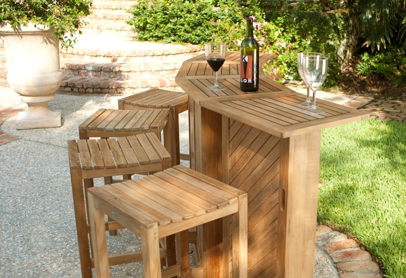 Portable Outdoor Bar Set with Angled Slatted Counter