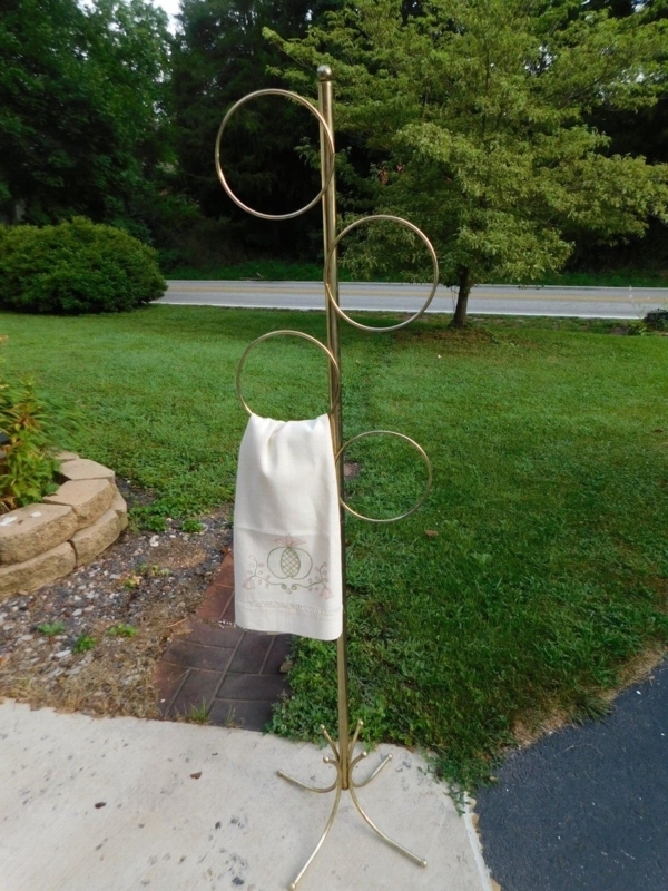 Towel Rack Splayed Base Gold Toned Mid Century Retro Bathroom Floor Stand