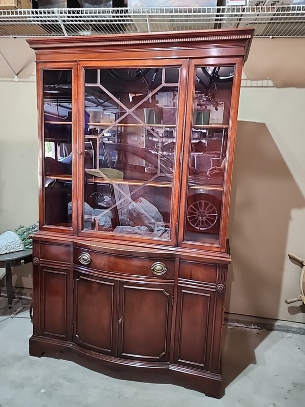 Traditional Mahogany Hutch with Bow Front and Diamond Fretwork