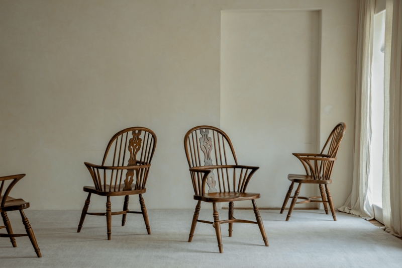 Traditional Windsor Armchair Pierced Splat Curved Arms