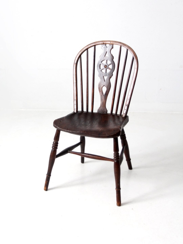 Wheel Back Windsor Chair Dark Wood Spindle Legs