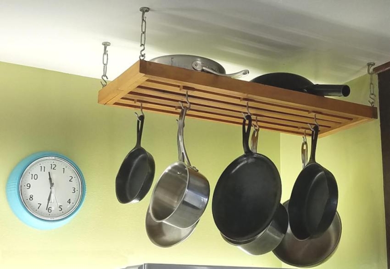 Hanging Pot Rack: Slatted Wood Design with Chain Suspension & S-Hooks.