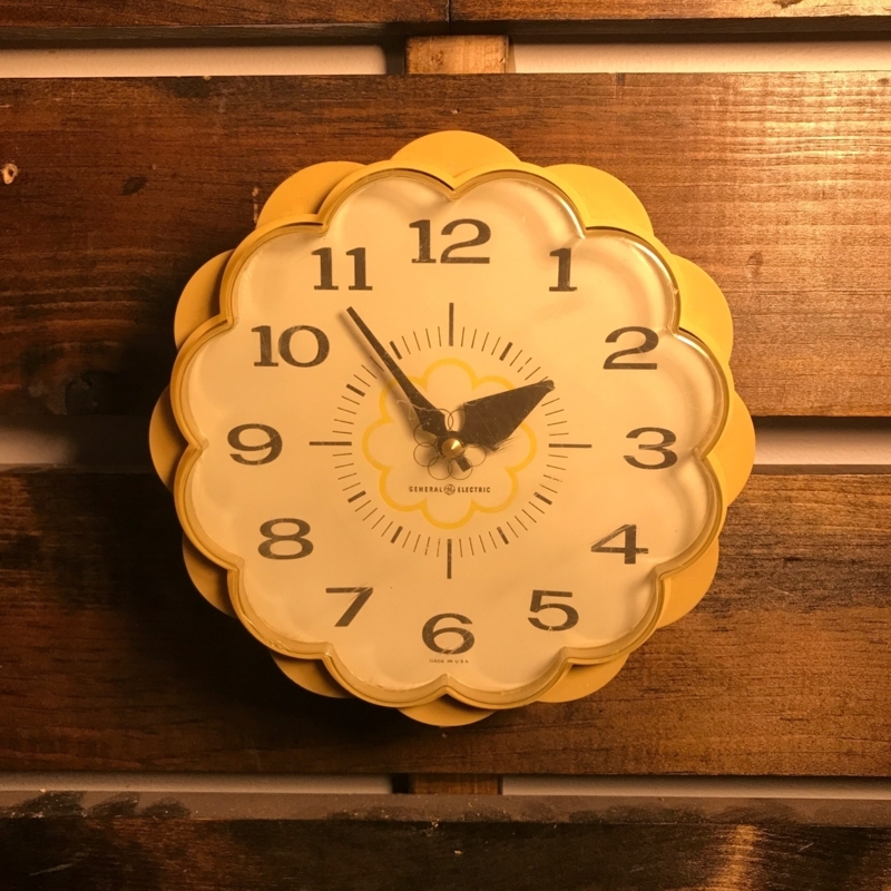 Wall Clock Scalloped Daisy Shape Retro Kitsch Bold Numerals
