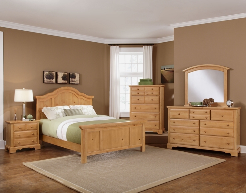 Vaughan-Bassett Farmhouse Collection Panel Bedroom Set in Washed Pine