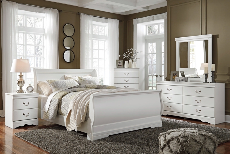 White Sleigh Bedroom Set with Dark Hardware Cottage Style Transitional