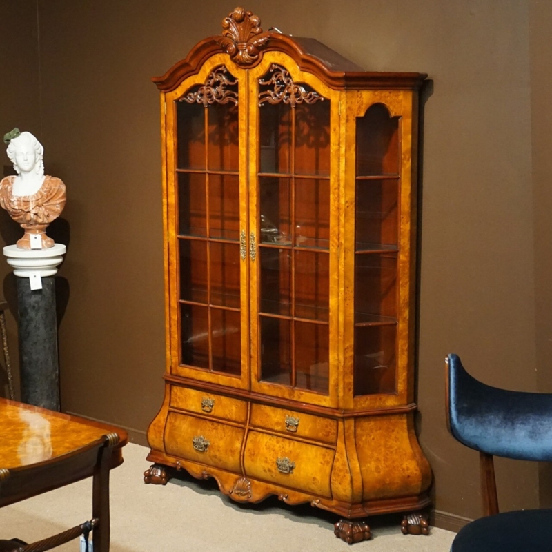 China Cabinet Traditional Burl Wood Veneer with Bombe Base