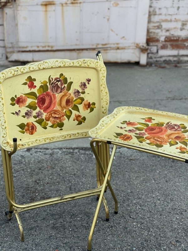 Tv Tray Set: Set Of Three Floral Motifs, Retro Snack Tray With Stand