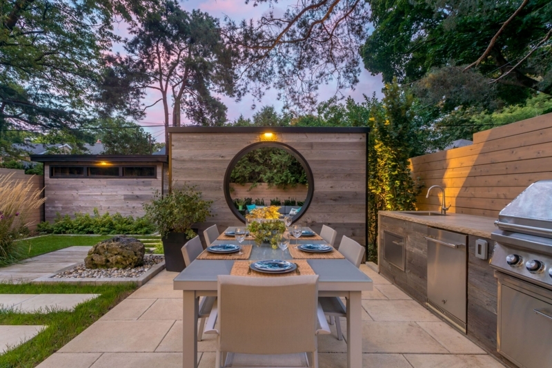 Wood Slat Privacy Wall with Circular Cutout for Outdoor Kitchen