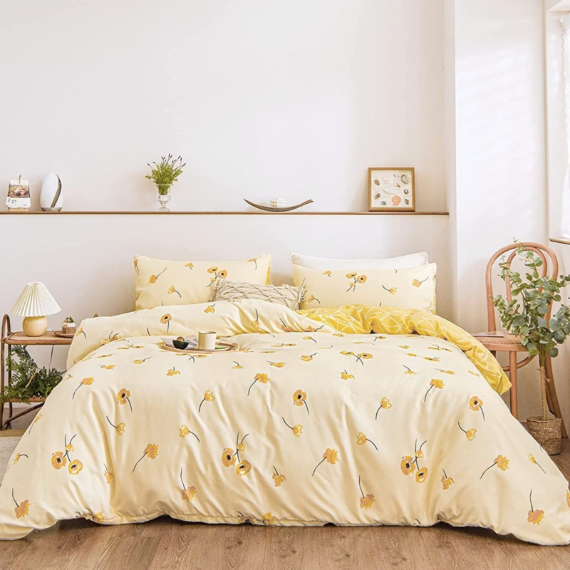 Bedding Set featuring Oversized Floral Motif and Pom-Pom Fringe