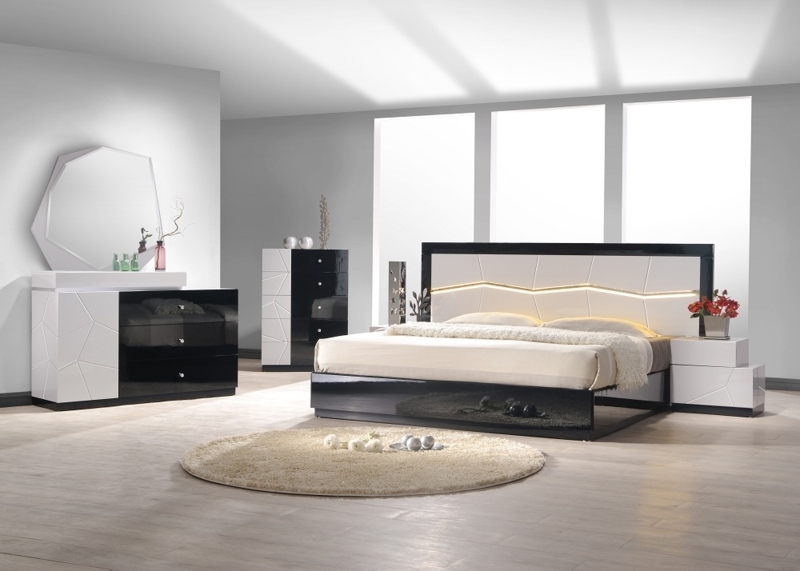 Bedroom Set Off-White Mirrored Trim Button Tufted Modern Glam Suite