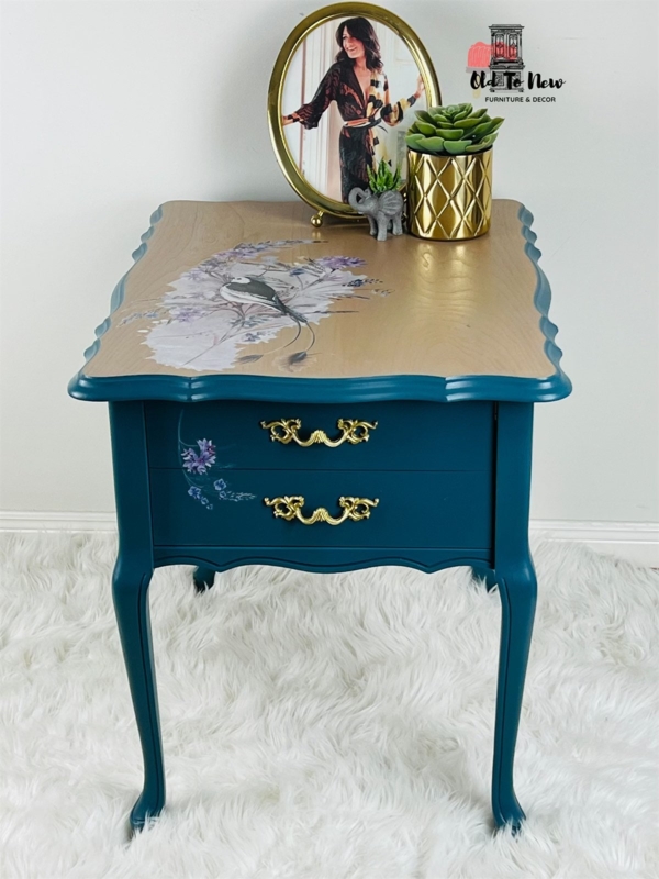 French Provincial End Table with Cabriole Legs