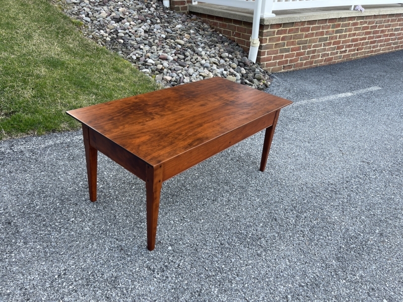 Minimalist Shaker Coffee Table with Tapered Legs and Straight Apron