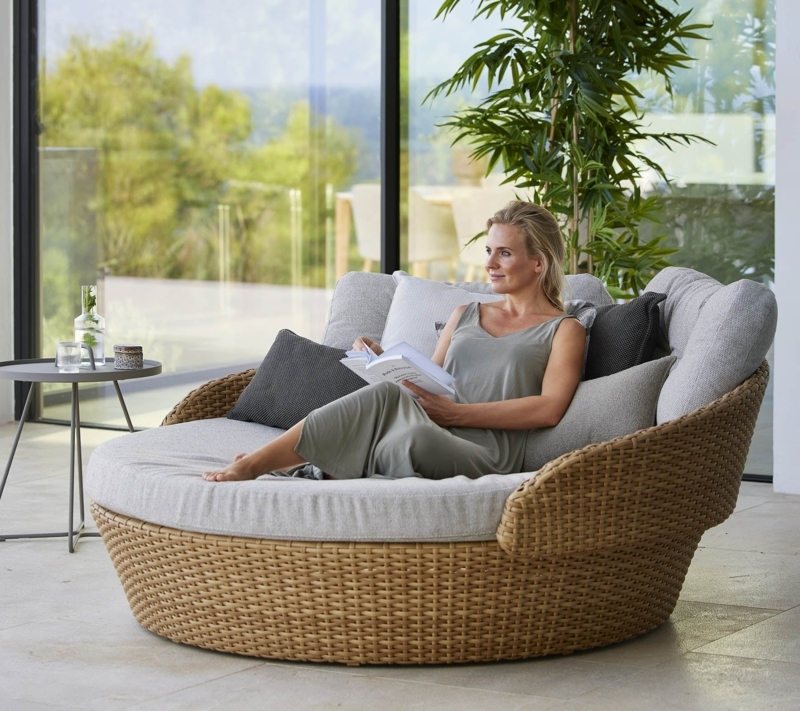 Round Outdoor Daybed with Charcoal Woven Frame