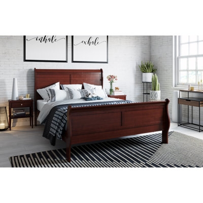 Sleigh Bed: Classic Reddish-Brown Wood with Curved Headboard & Footboard