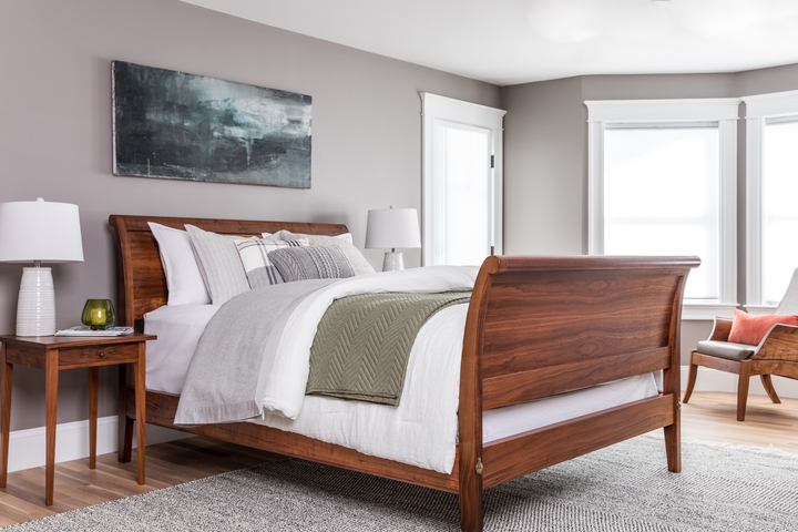 Sleigh Bed Warm Cherry Tone Curved Footboard Traditional Style