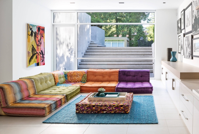 Coastal Modern Armchair Decor with Sloping Arms and Blue Accents