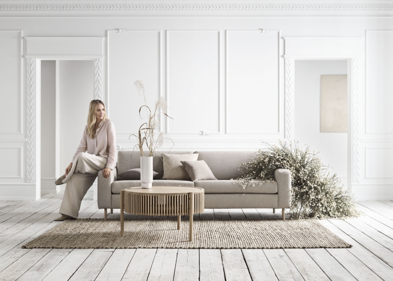 Sofa in Cream Woven Fabric with Tapered Wooden Legs and Loose Cushions