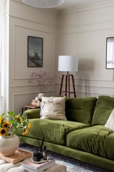 Traditional Sofa featuring Rolled Arms and Cushioned Back in Woven Fabric