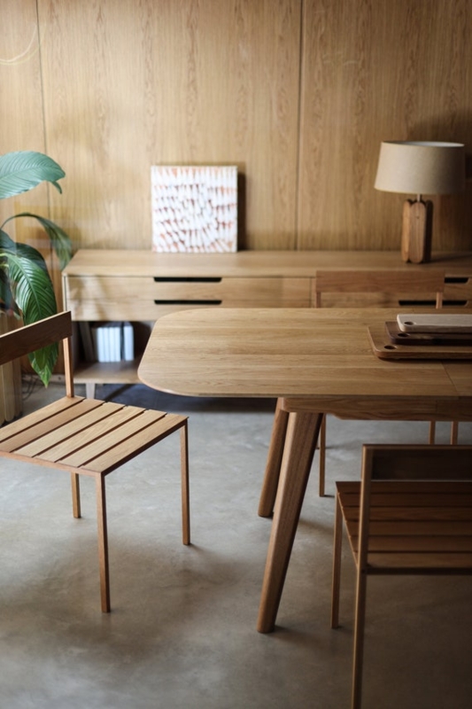 Dining Table Round Mid Century with Tapered Legs and Seats