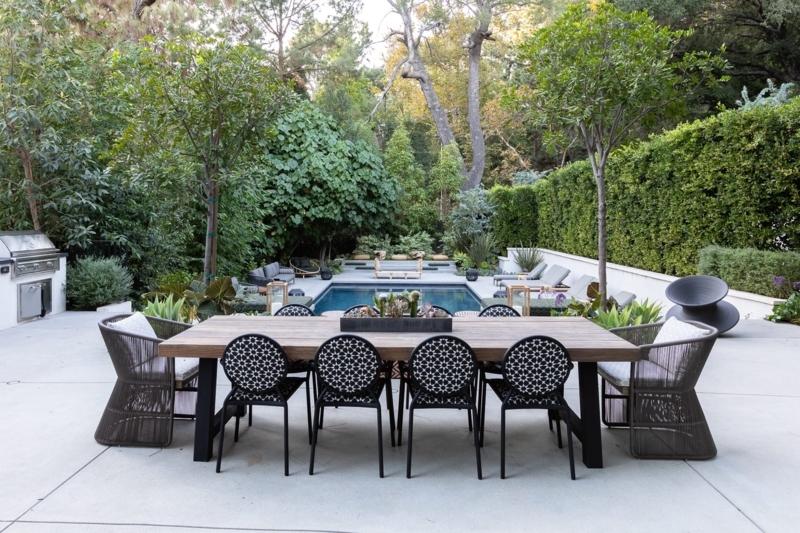 Resort Style Patio Dining Set Wood Toned Slatted Chairs Cantilever Umbrella