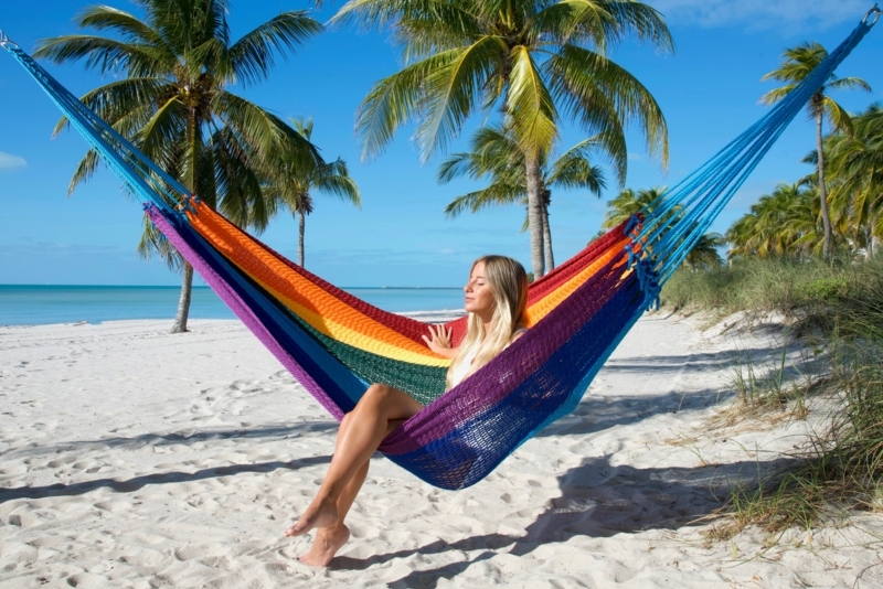 Spreader Bar Hammock with Open Mesh Weave for Tropical Patio