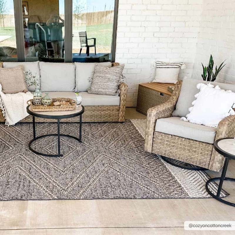 Area Rug with Diamond Trellis Pattern in Charcoal and Beige tones