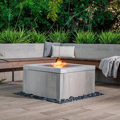 Circular Stone Fire Pit with Ashlar Pattern Pavers
