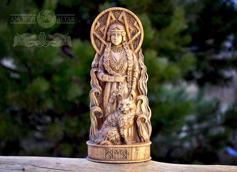 Figurine Statue, Carved Wood Texture, Artisanal Bookshelf Figurine